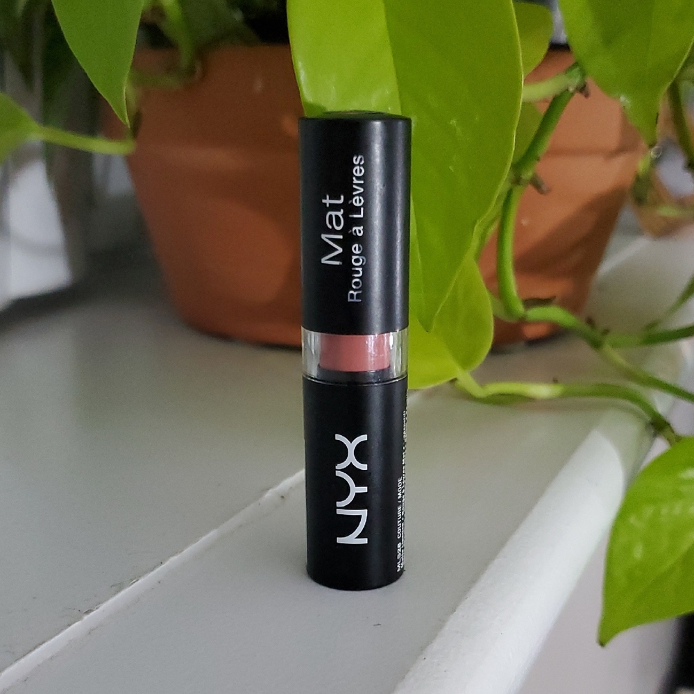 💚 FREE with Purchase- NYX Matte Lipstick in Couture Mode MLS28
